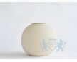 DIONA – handgemaakte eco urn in zacht beige engobe foto 1
