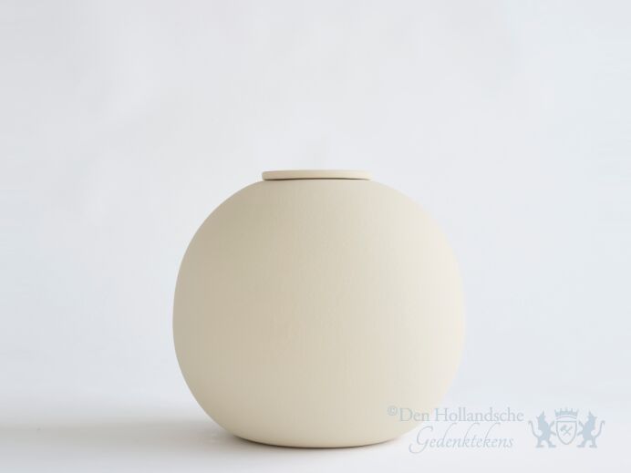 DIONA &ndash; handgemaakte eco urn in zacht beige engobe foto 1