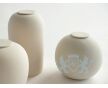 DIONA – handgemaakte eco urn in zacht beige engobe foto 1