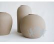 DIONA – handgemaakte eco urn in zandkleurig engobe foto 1