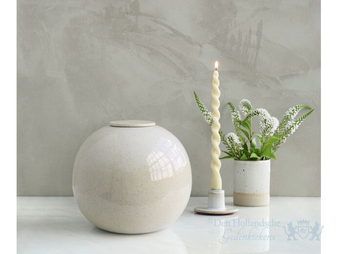 DIONA &ndash; handgemaakte urn in wit gespikkeld keramiek foto 1