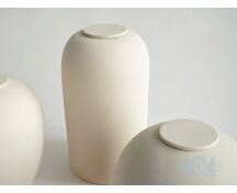 PELION – handgemaakte eco urn in zacht beige engobe foto 1