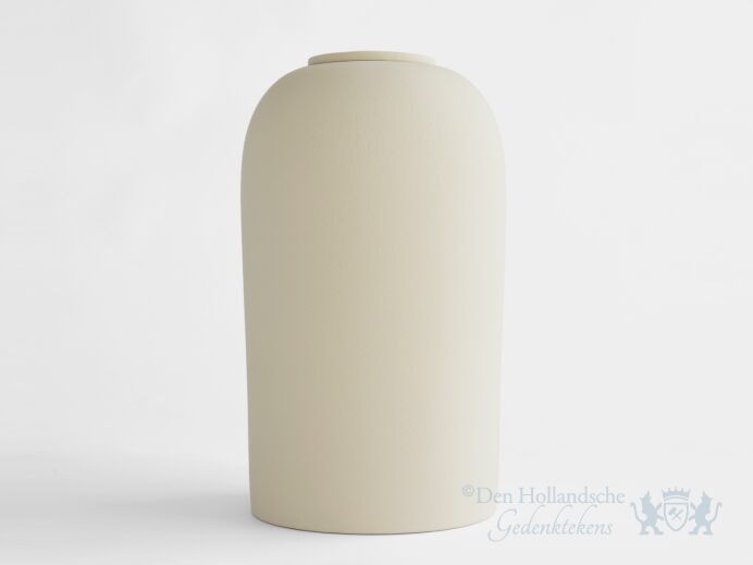 PELION &ndash; handgemaakte eco urn in zacht beige engobe foto 1