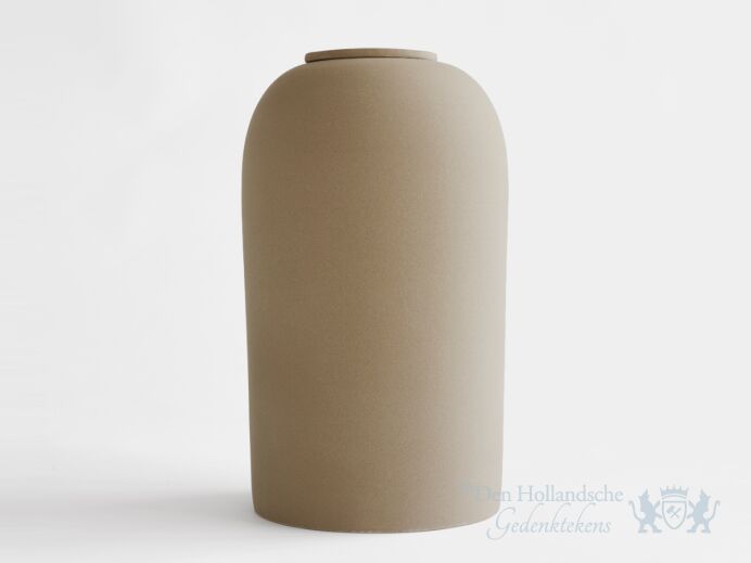 PELION &ndash; handgemaakte eco urn in zandkleurig engobe foto 1