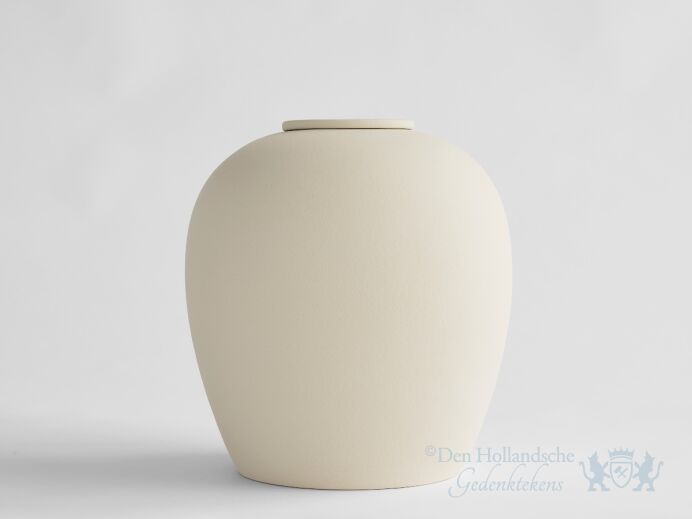 VERNO &ndash; handgemaakte eco urn in zacht beige engobe foto 1