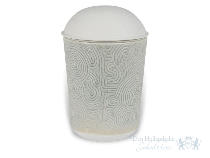 Witte porseleinen urn met reli&euml;f foto 1