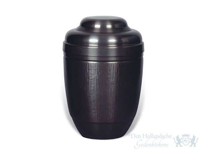 Zwarte koperen urn met reli&euml;f foto 1
