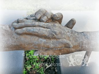 urnengraf-brons-gestrengelde-handen.png