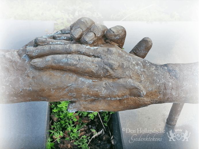 urnengraf-brons-gestrengelde-handen.png foto 1