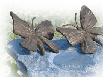 urnengraf-in-eigen-tuin-bronzen-vlinders-op-zwerfkei-azult.png