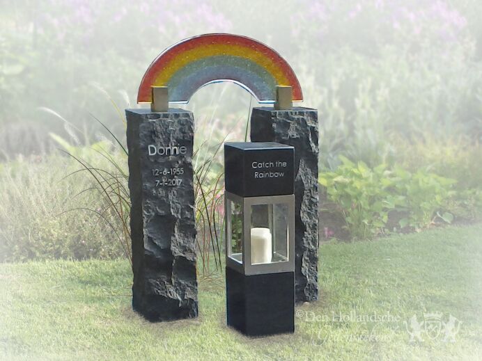 Urnengraf zuilen met regenboog foto 1