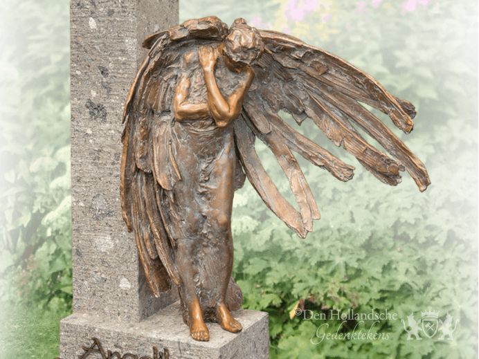 urnengraven-met-beelden-engel-zuil-natuursteen.png foto 1
