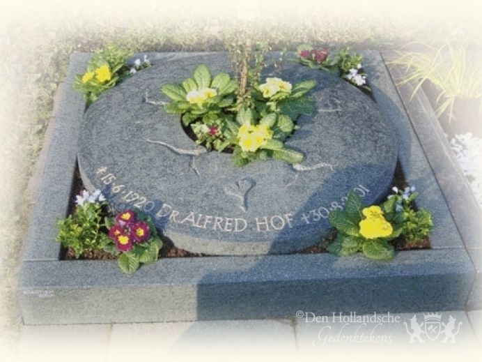 Urnenmonument - schijf foto 1