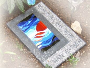 Urnenmonument in hardsteen en glas