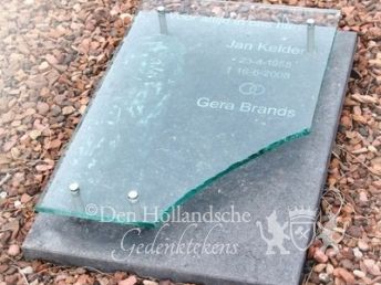 Urnenmonument met glasplaat