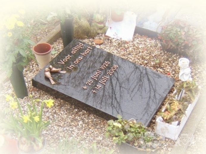 Urnenmonument met vogels foto 1