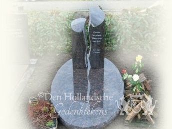 Urnenmonument met zuilen