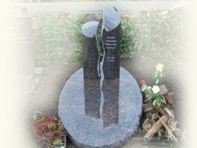 Urnenmonument met zuilen foto 1
