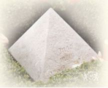 Urnenmonument piramide foto 1