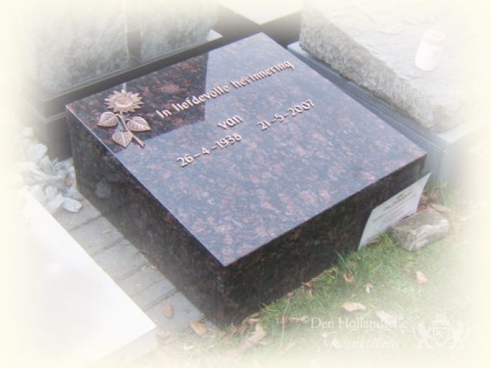 Urnenplaat met bronzen ornament foto 1