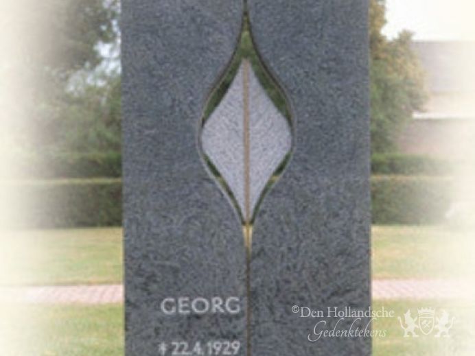 Urnmonument met bronzen blad foto 1