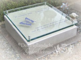 Urnmonument met glas