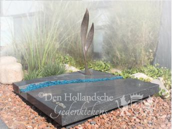 Urnmonument met natuursteen en brons