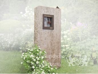 Urnmonument natuursteen met bronzen ornament