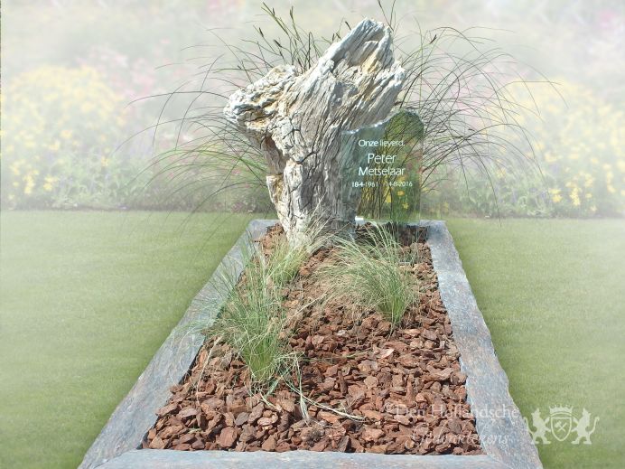 Versteend hout grafmonument foto 1