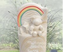 Zandkleurige kindergrafsteen met regenboog foto 3