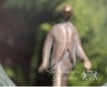 Zonnezuil met bronzen figuur foto 2