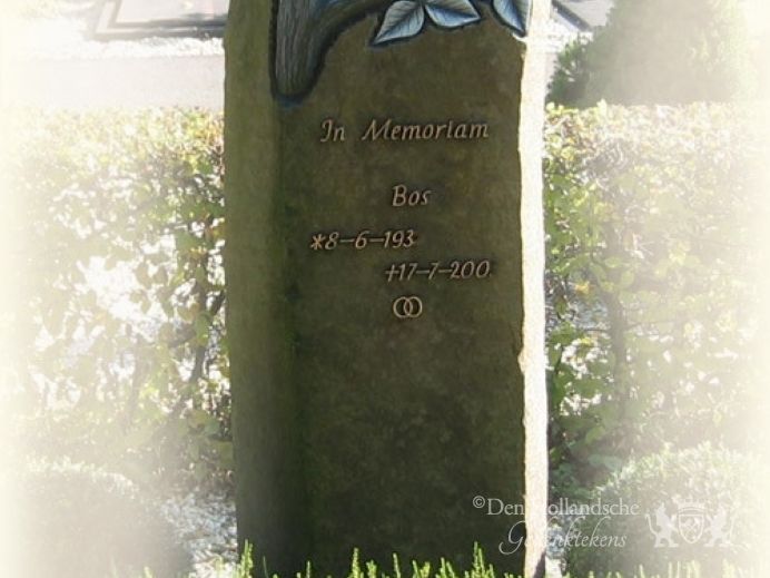 Zuil met beeldhouwwerk foto 1