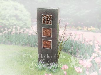 Zuil met bronzen tekstplaatjes