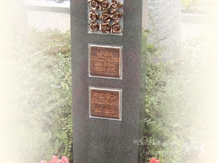 Zuil met bronzen tekstplaatjes foto 1