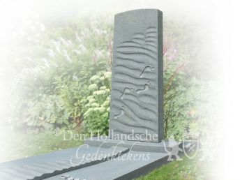 zuilen-grafmonument-strand-in-natuursteen-met-voetafdrukken.jpg