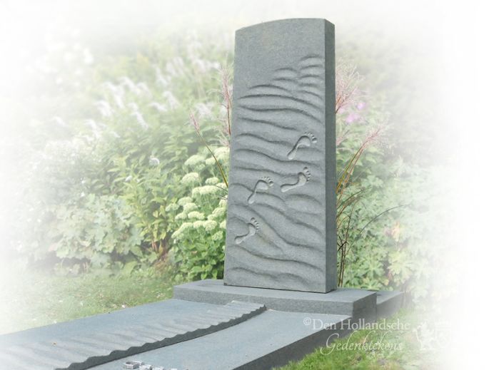 zuilen-grafmonument-strand-in-natuursteen-met-voetafdrukken.jpg foto 1