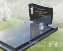 Zwarte grafsteen van Natuursteen met golfkop en graflantaarn foto 1