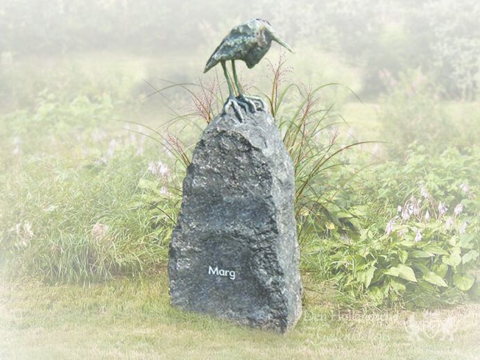 Zwerfkei met bronzen reiger foto 1