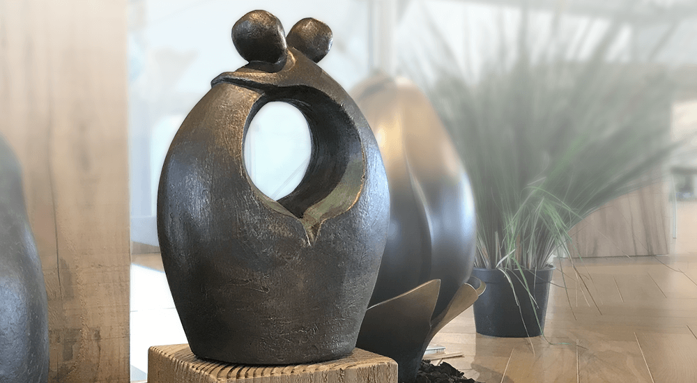 urnen binnen natuurlijke urn bronzen beeldje man vrouw