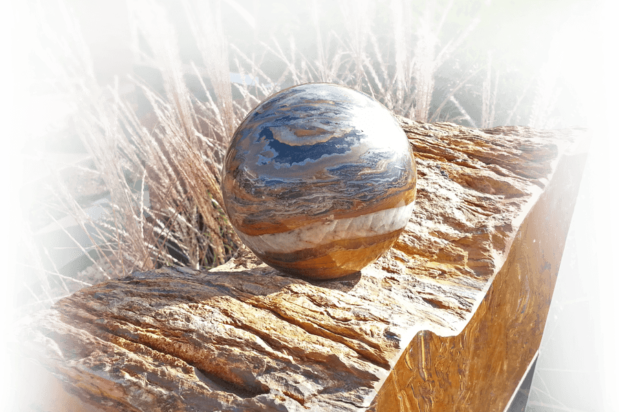 exclusief urnengraf van ruw natuursteen met daarop gepolijst bal