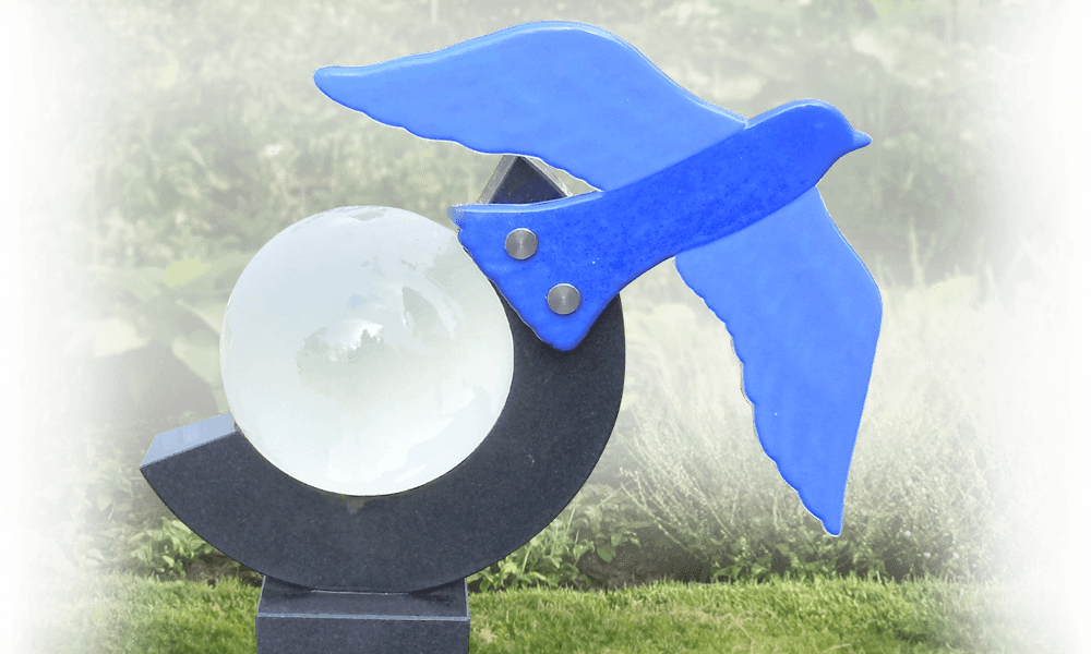 kunstenaars urnengraven met glazen vogel en bal