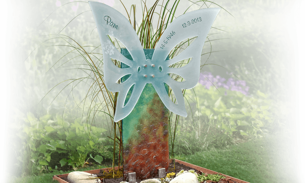 kunstenaars grafsteen met vlinder van glas