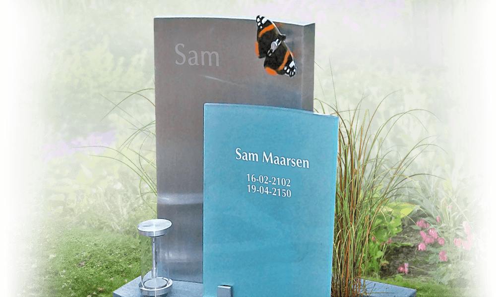 urnengraf glas met rvs letterplaat en glasfusing vlinder