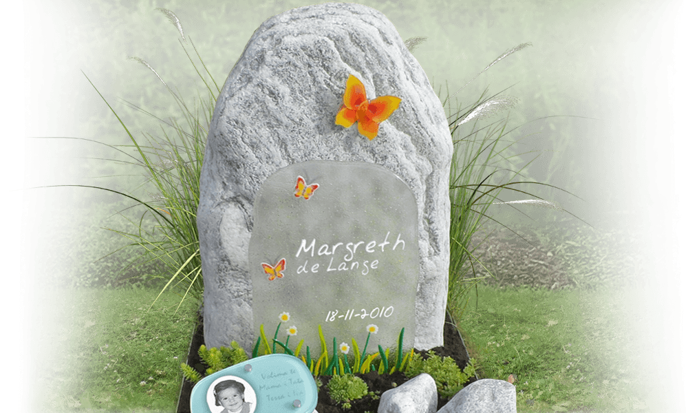 urnengraf kind met natuurlijke uitstraling vlinder en foto