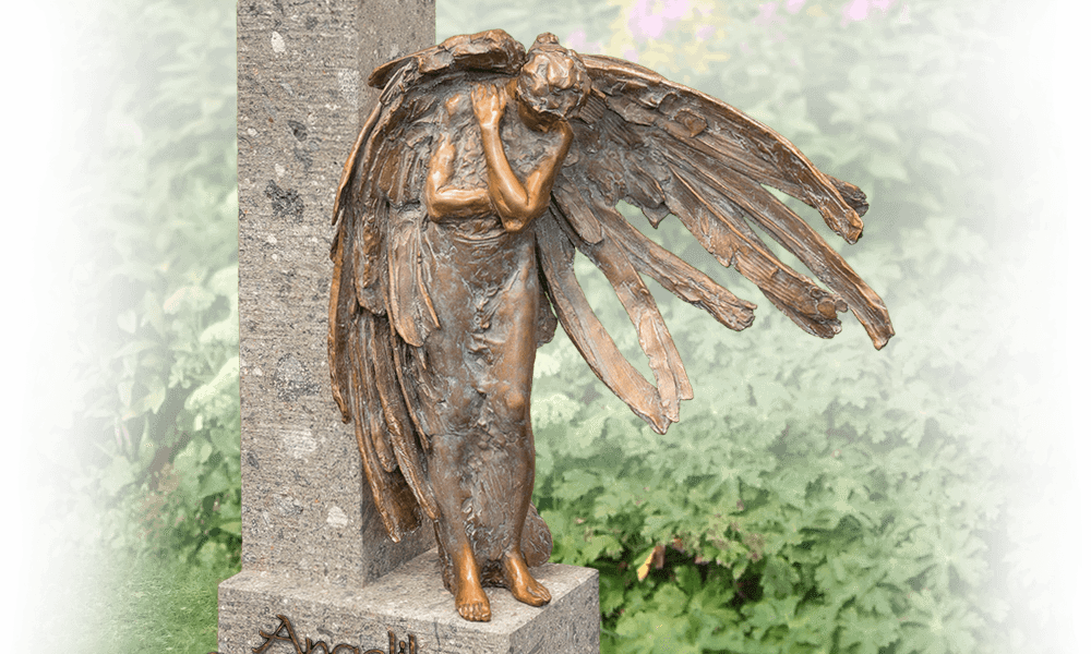 urnengraven met beelden engel zuil natuursteen