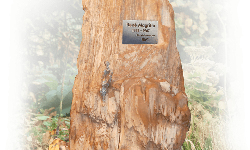 urnengraven met beelden hout en versteend hout