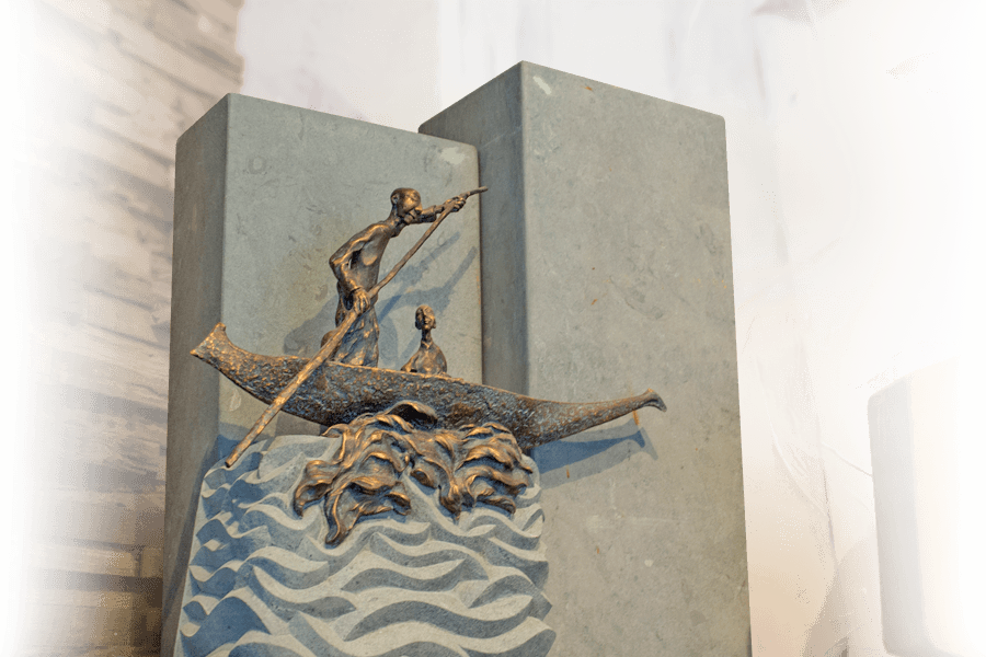 urnengraven met zuilen bronzen boot bewerkt natuursteen