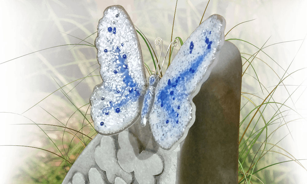 urnengraven met zuilen glazen vlinder op zuil