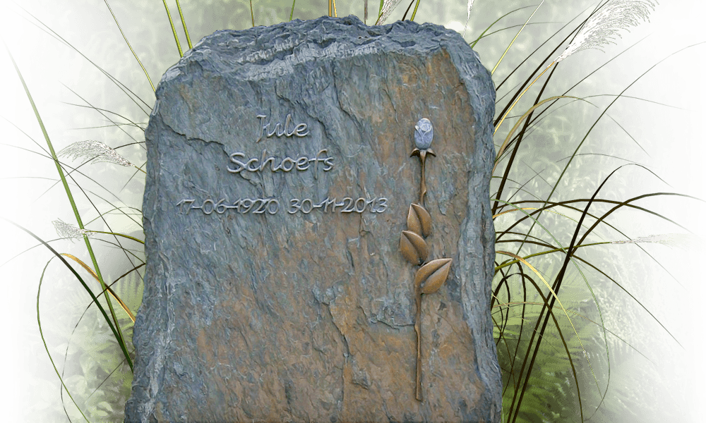 belettering grafsteen met bronzen roos op grafsteen