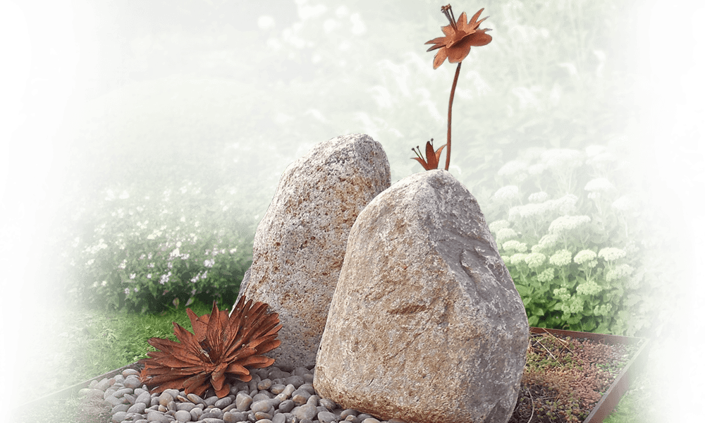 bloem cortenstaal op zwerfkei grafmonument